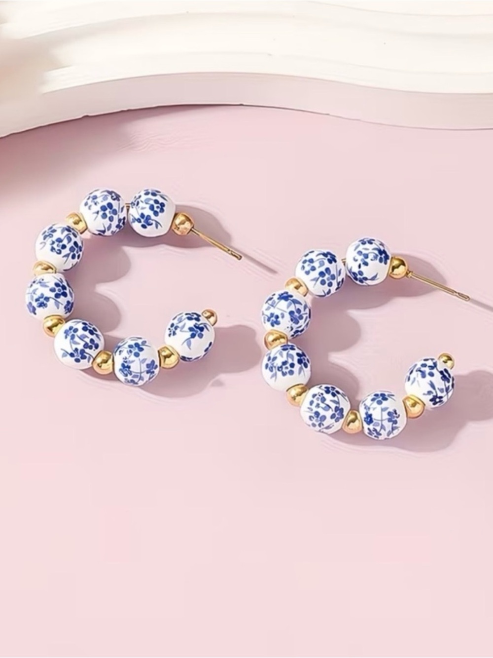 NEW! Blue & White Floral Bead Hoop Earrings with Gold Accents 💙 🌸 A6-189 - Picture 4 of 4